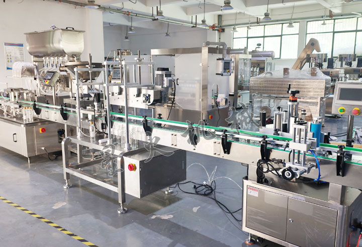 全自動灌裝生產(chǎn)線-瓶裝香油灌裝壓蓋流水線實拍圖