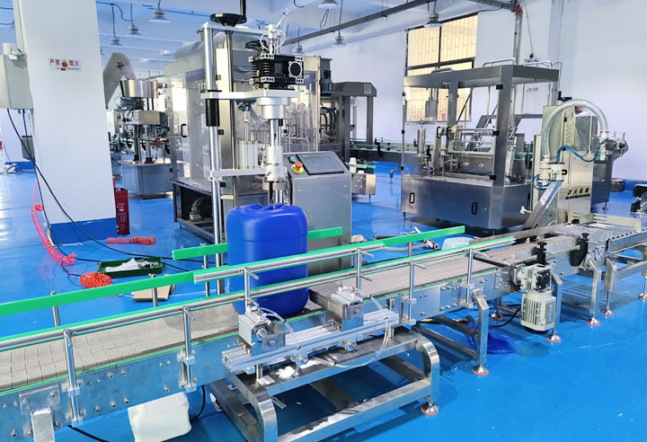 研磨助劑灌裝機-單頭稱重灌裝旋蓋生產(chǎn)線實拍圖