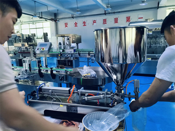 星火醫(yī)藥膏體灌裝機(jī)設(shè)備展示