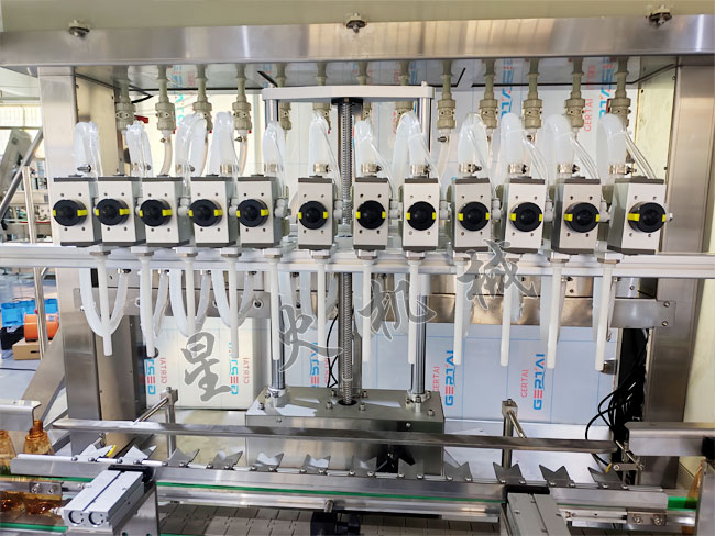 12頭液體灌裝機(jī)實拍