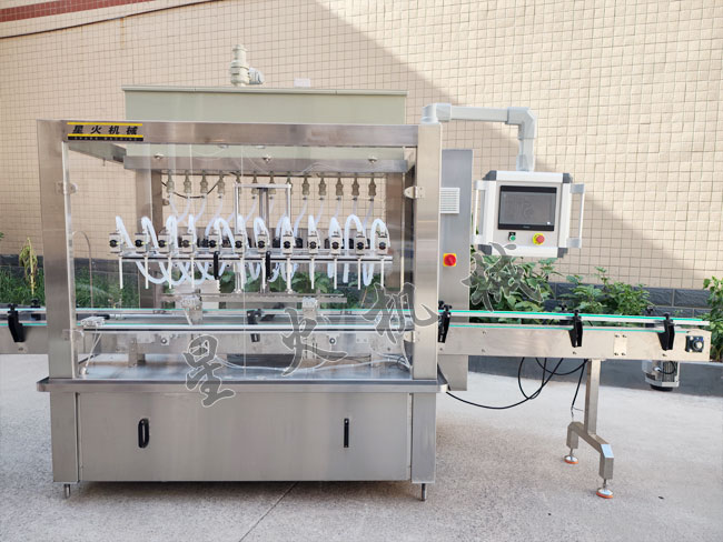 12頭液體灌裝機(jī)實拍