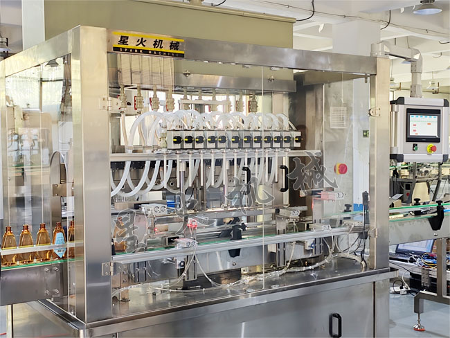 12頭液體灌裝機(jī)實拍