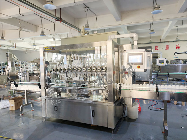 12頭液體灌裝機(jī)實拍