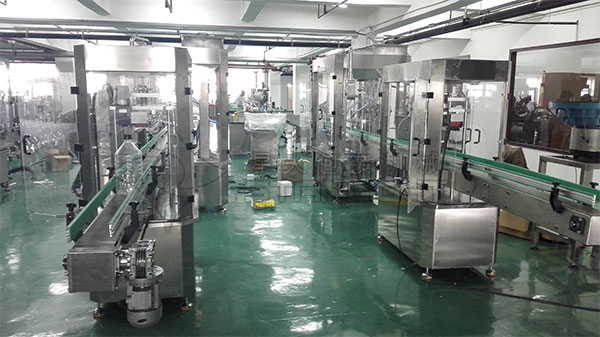 菜籽油灌裝生產(chǎn)線廠家設(shè)備實(shí)拍圖